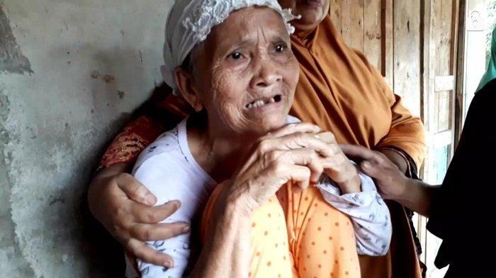 rohana-ibu-dari-soldin-nampak-sangat-sedih-kehilangan-anak-kandungnya.jpg