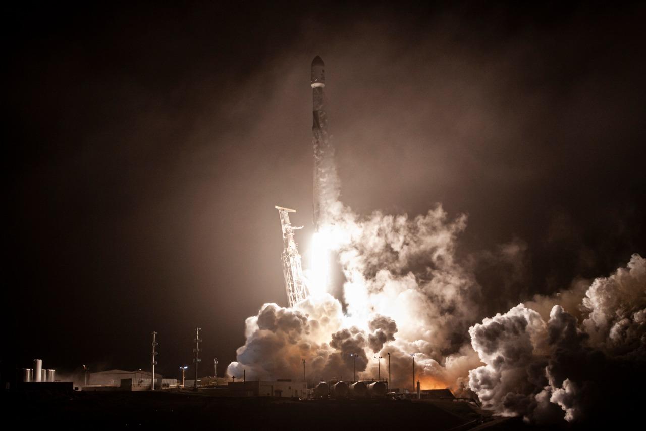 roket-spacex-falcon-9-yang-membawa-eksperimen-dart.jpg