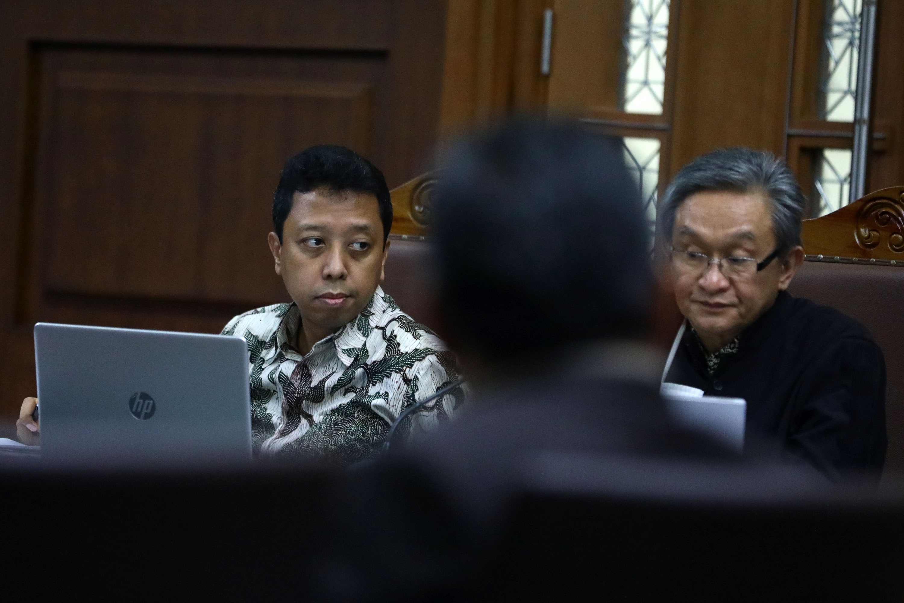 romahurmuziy-hadiri-sidang-lanjutan-kasus-jual-beli-jabatan_20191218_164836.jpg