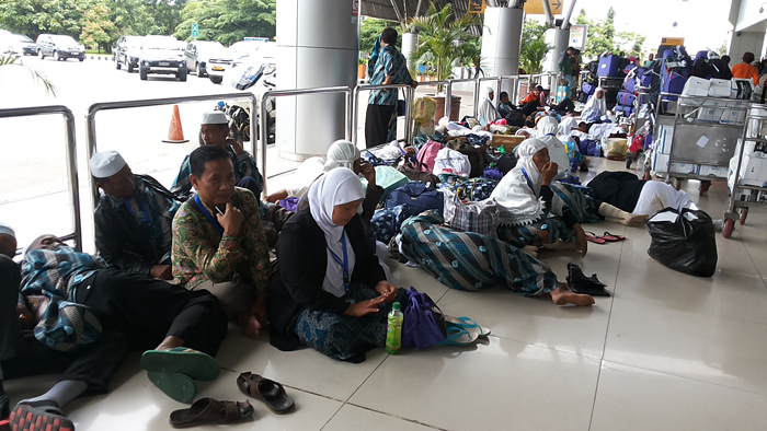 rombongan-umroh-terlantar-akibat-delay-panjang-lion-air_20150220_212025.jpg