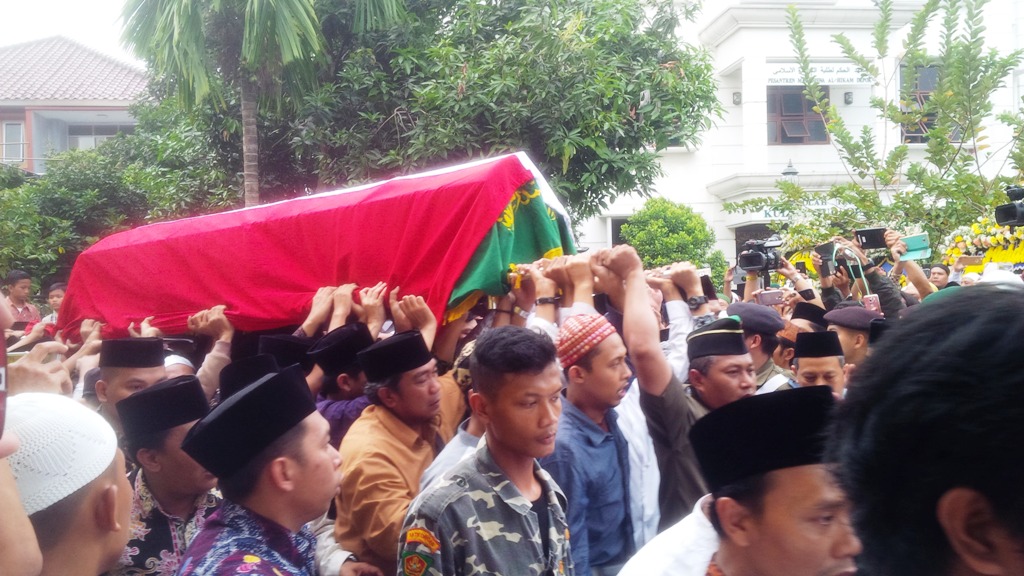 rombongan-yang-membawa-jenazah-mantan-ketua-umum-pbnu-kh-hasyim-muzadi_20170316_173919.jpg