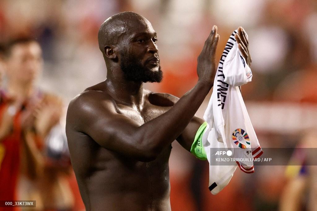 romelu-lukaku-memberi-isyarat-pada-akhir-pertandingan.jpg