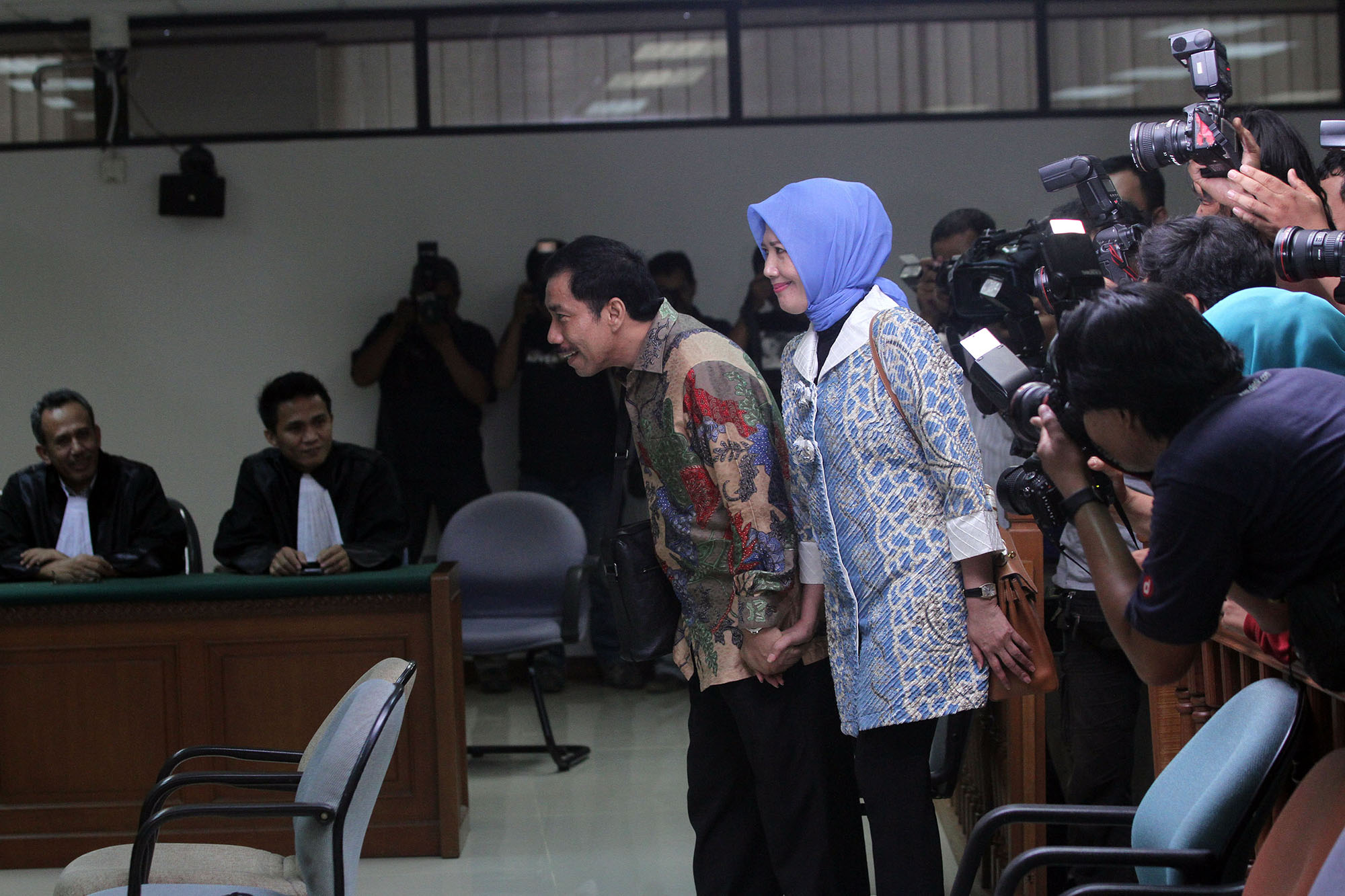 romi-herton-dan-masyito-divonis-bersalah-suap-pilkada-palembang_20150309_185010.jpg
