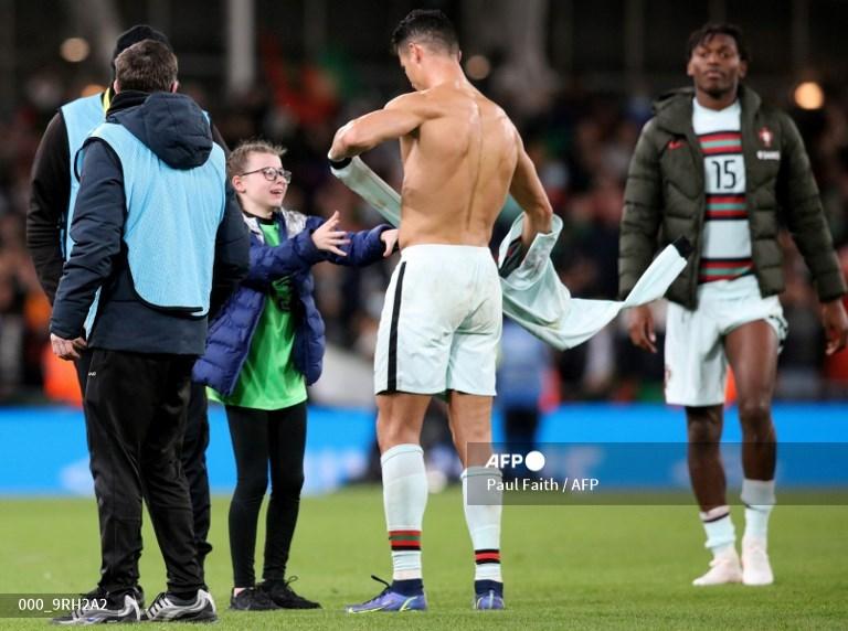 ronaldo-beri-kaus-fan-remaja.jpg