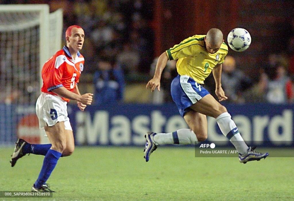 Striker Brasil Ronaldo (kanan) bersiap untuk menyundul bola saat ditantang oleh bek Chili Javier Margas, dengan rambut merah, 27 Juni di stadion Parc des Princes di Paris selama pertandingan putaran kedua Piala Dunia 1998. Brasil menang 4-1 untuk maju ke perempat final Piala Dunia dan akan melawan Nigeria atau Denmark di Nantes 3 Juli. Ronaldo Nazario meminta maaf kepada para ibu di dunia lantaran sempat memilih gaya rambut nyeleneh saat masih bermain sepak bola.