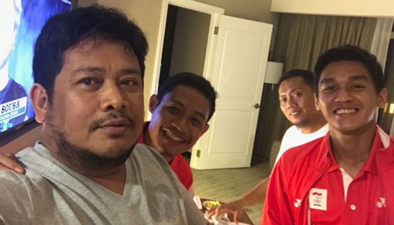 roni-fauzan-dan-pemain-timnas_20170902_205115.jpg