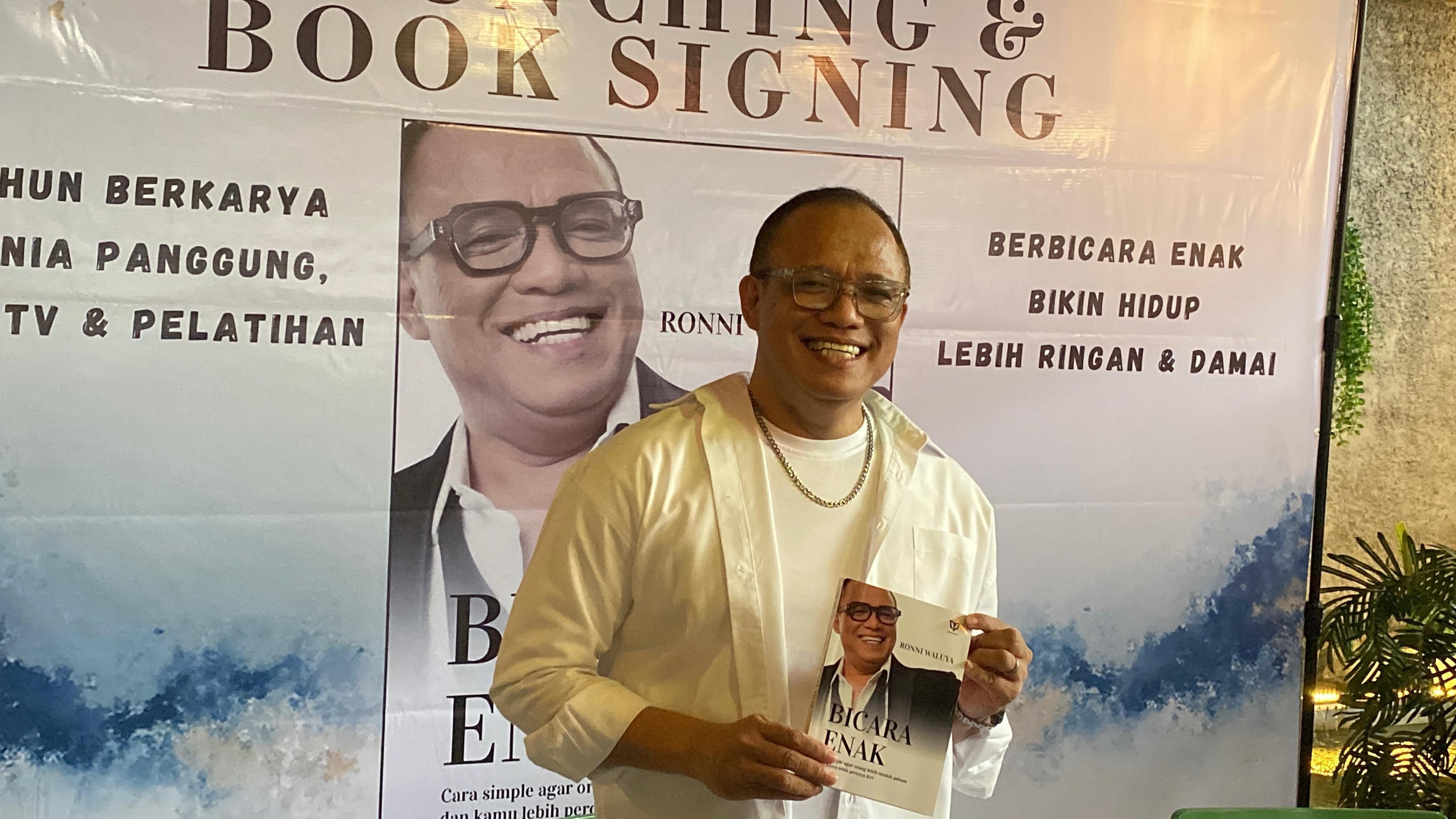 30 Tahun Berkarir, Ronni Waluya Luncurkan Buku 'Bicara Enak', Sebut Bukan Sekadar Teori Tapi Terapi