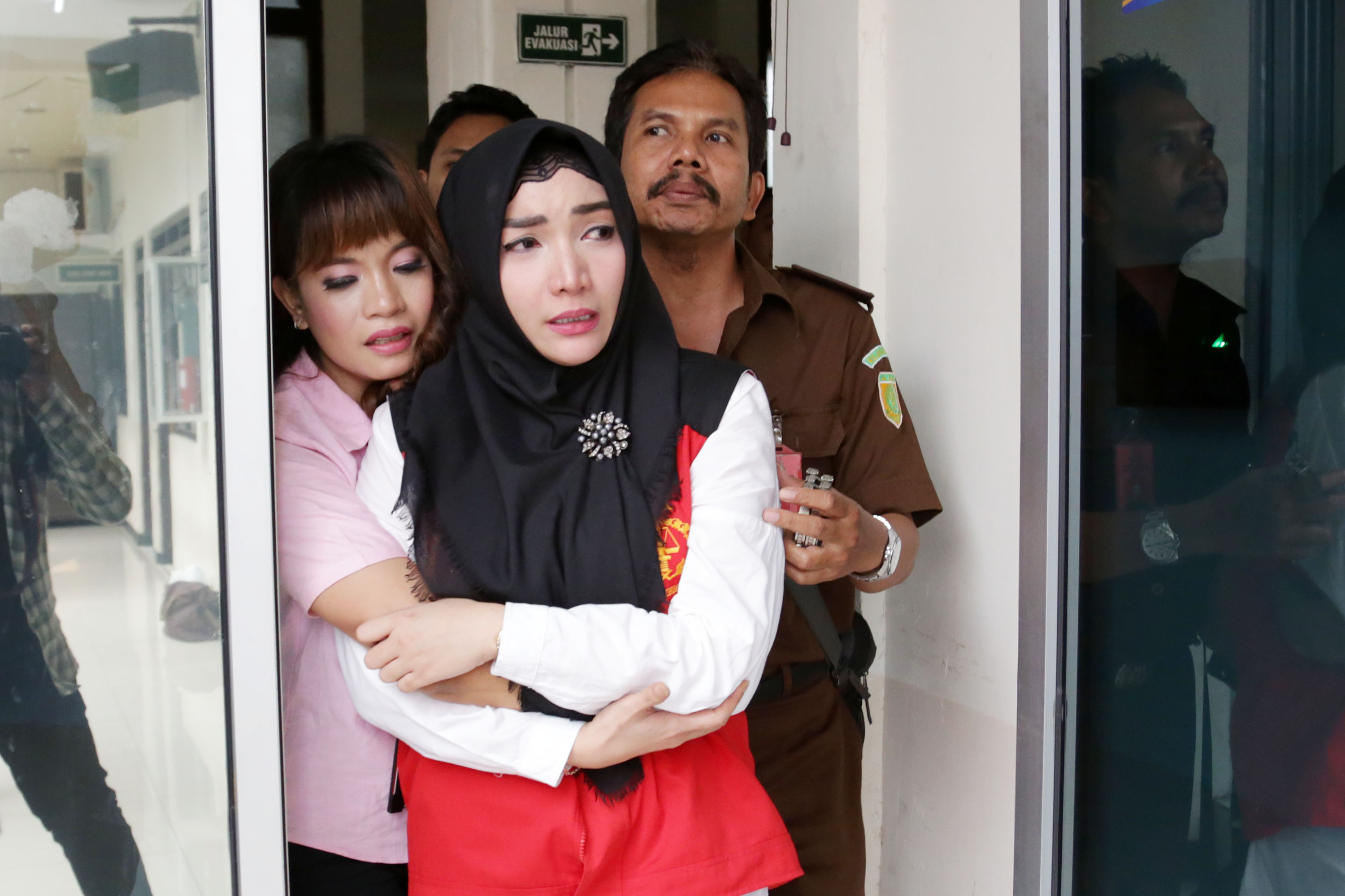 roro-fitria-di-vonis-4-tahun-penjara_20181018_162223.jpg