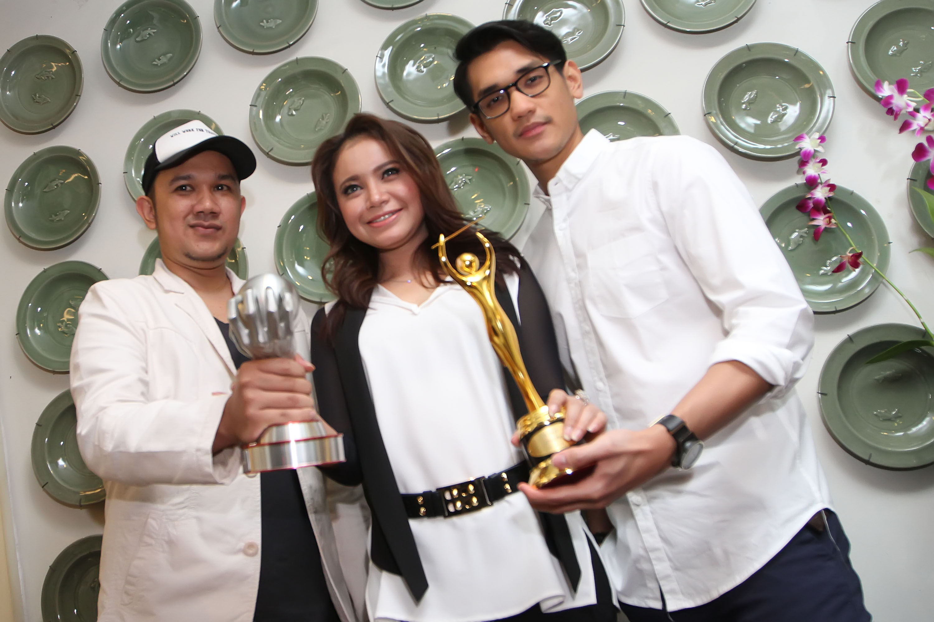 rossa-dan-afgan-menerima-anugerah-planet-muzik-2015-di-singapura_20151022_153939.jpg