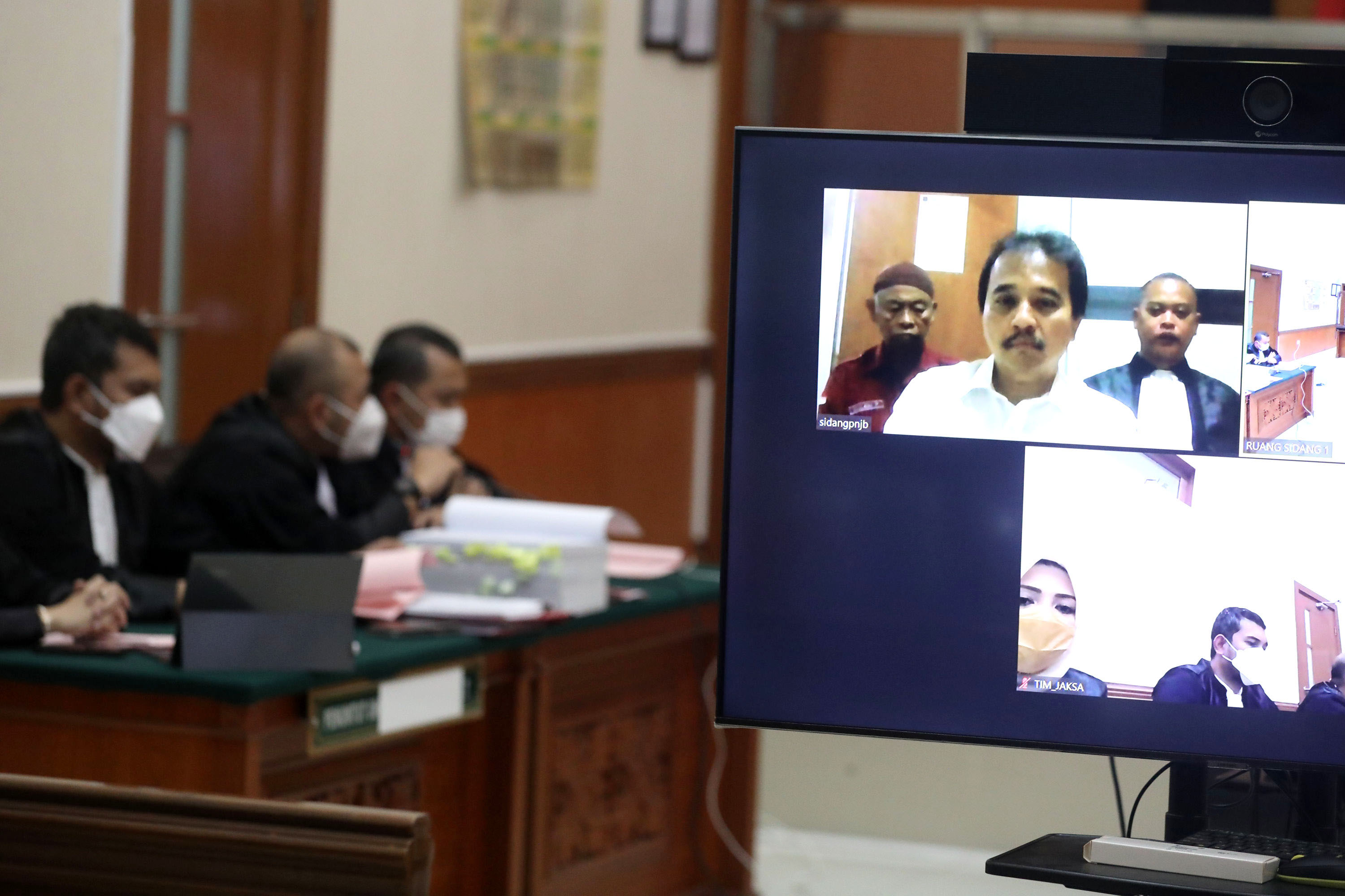 roy-suryo-jalani-sidang-perdana_20221012_161342.jpg