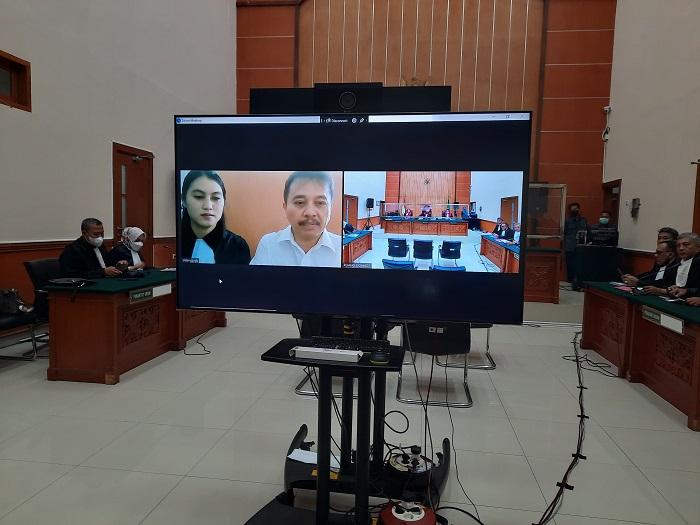 roy-suryo-tidak-hadir-secara-langsung-di-ruang-sidang-pengadilan-negeri-jakarta-barat.jpg