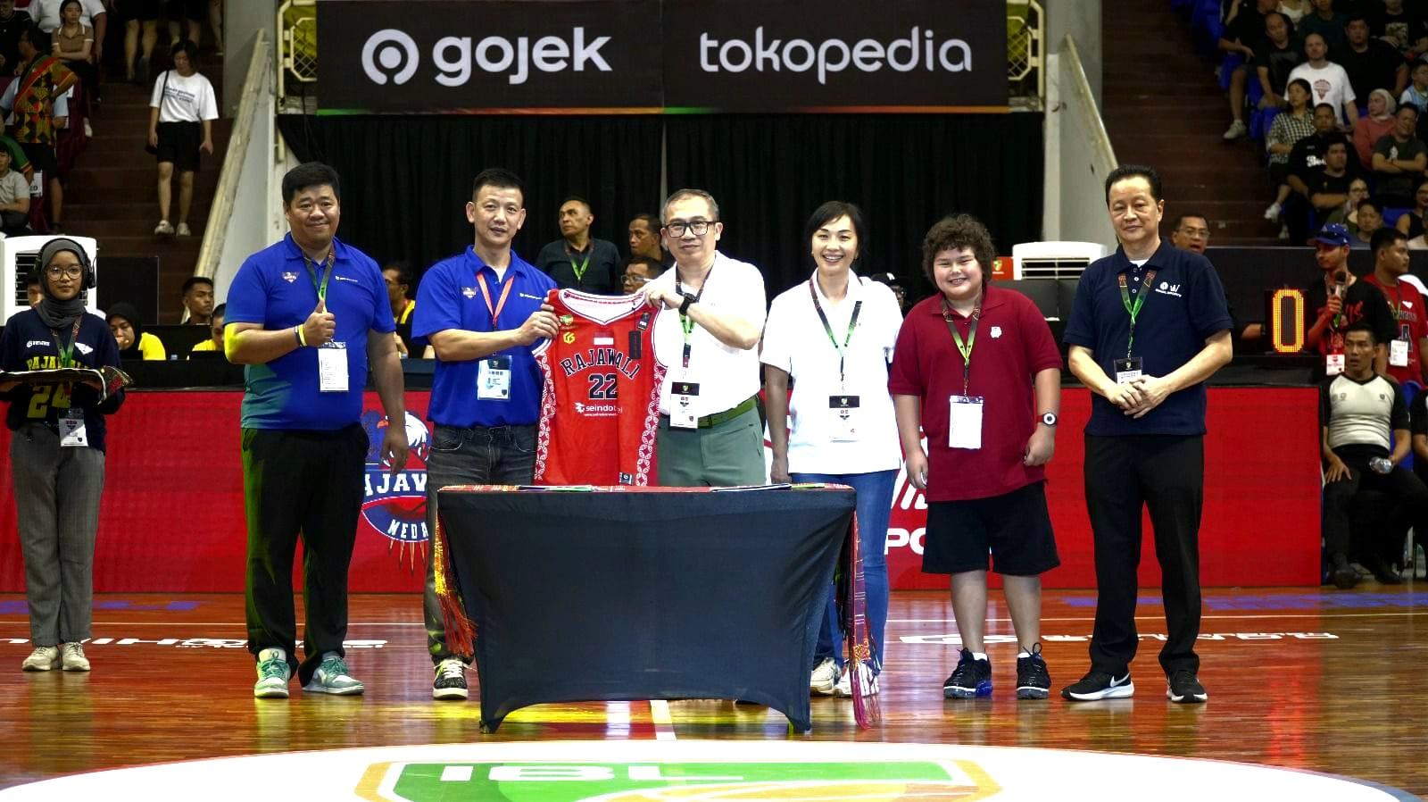 royal-sports-menjalin-kerja-sama-dengan-klub-asal-sumatera-utara-rajawali-medan-basketball.jpg