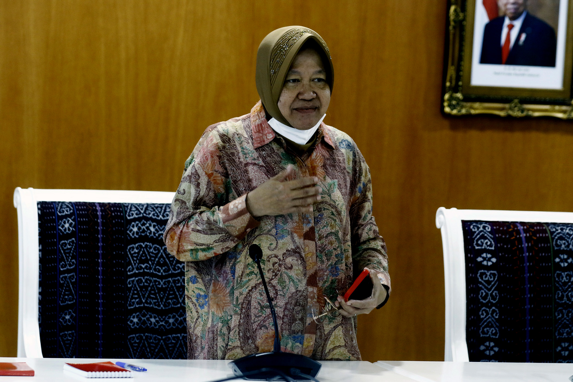 ruangan-digeledah-kpk-mensos-tri-rismaharini-konpers_20230525_100002.jpg