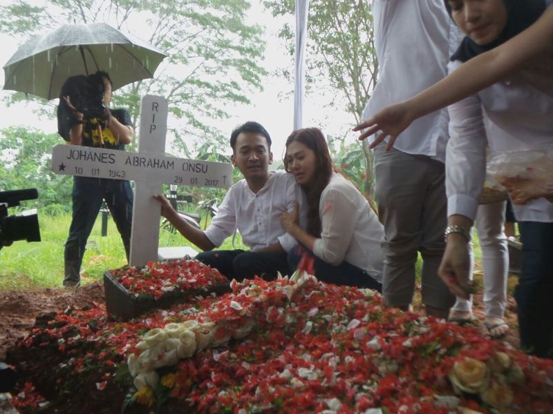 ruben-onsu-menangis-sambil-memegang-nisan-sang-ayah_20170201_180719.jpg