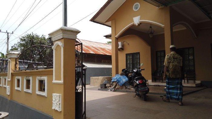 rumah-keluarga-ismail-bolong-di-bone-sulawesi-selatan.jpg