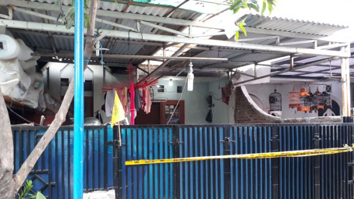 rumah-korban-pembunuhan-sekeluarga_20180214_082325.jpg