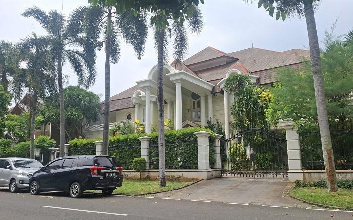 Situasi rumah mewah Setya Novanto di kawasan Pondok Indah Jakarta Selatan Senin 18 Agustus 2025 setelah tuan rumah bebas penjara bersyarat 