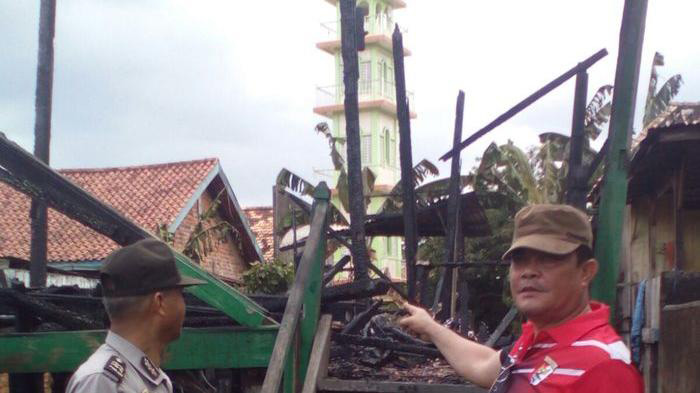 rumah-panggung-ludes-terbakar_20160312_175531.jpg