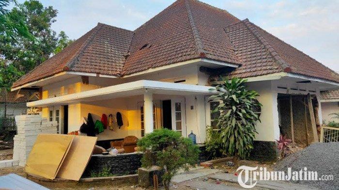 Rumah yang pernah ditinggali Bung Tomo yang terletak di Jalan Ijen No 6 Kota Malang kini sedang direnovasi. Selasa (8/10/2019).