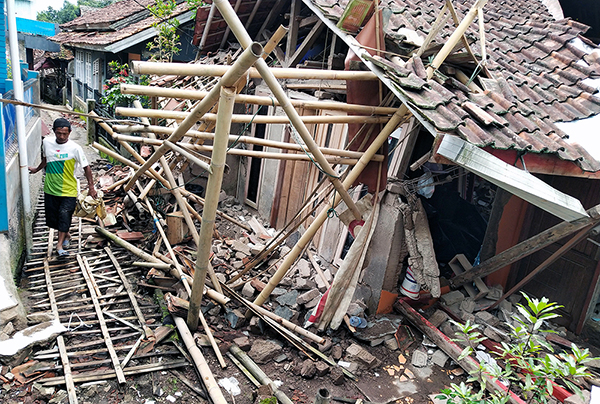 rumah-porak-poranda-dihatam-gempa-cianjur_20221123_212014.jpg