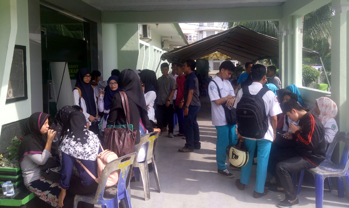 rumah-sakit-bhayangkara-dipenuhi-keluarga-korban-banjir_20160517_095837.jpg