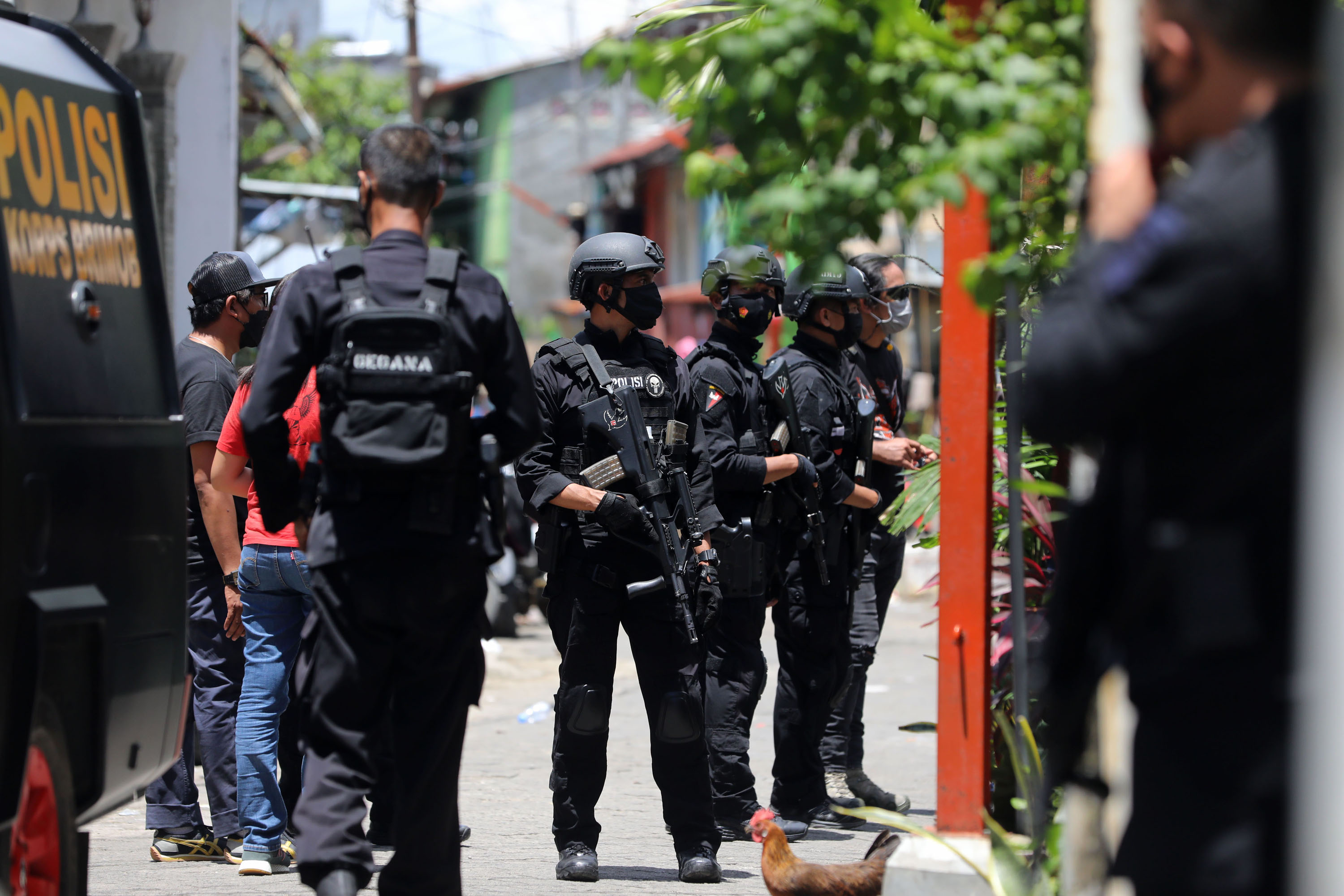 rumah-tersangka-bom-bunuh-diri-makassar-digeledah-polisi_20210329_215858.jpg