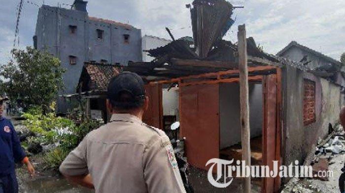 rumah-warga-yang-terdampak-angin-puting-beliung-di-tuban-selasa-1232019.jpg