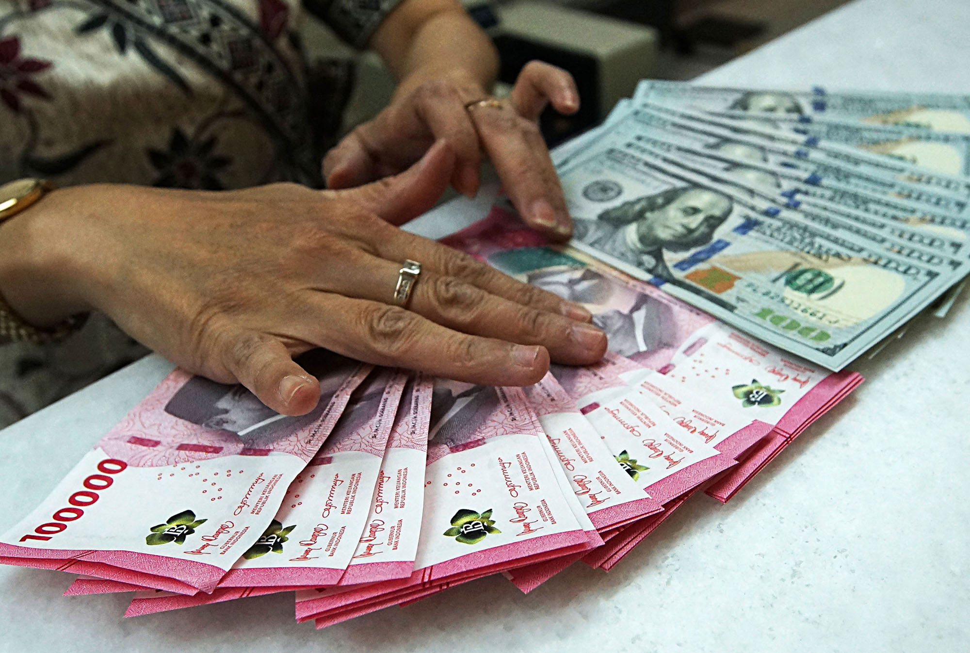 rupiah-ditutup-lesu-ke-level-rp-16260_20240419_195922.jpg
