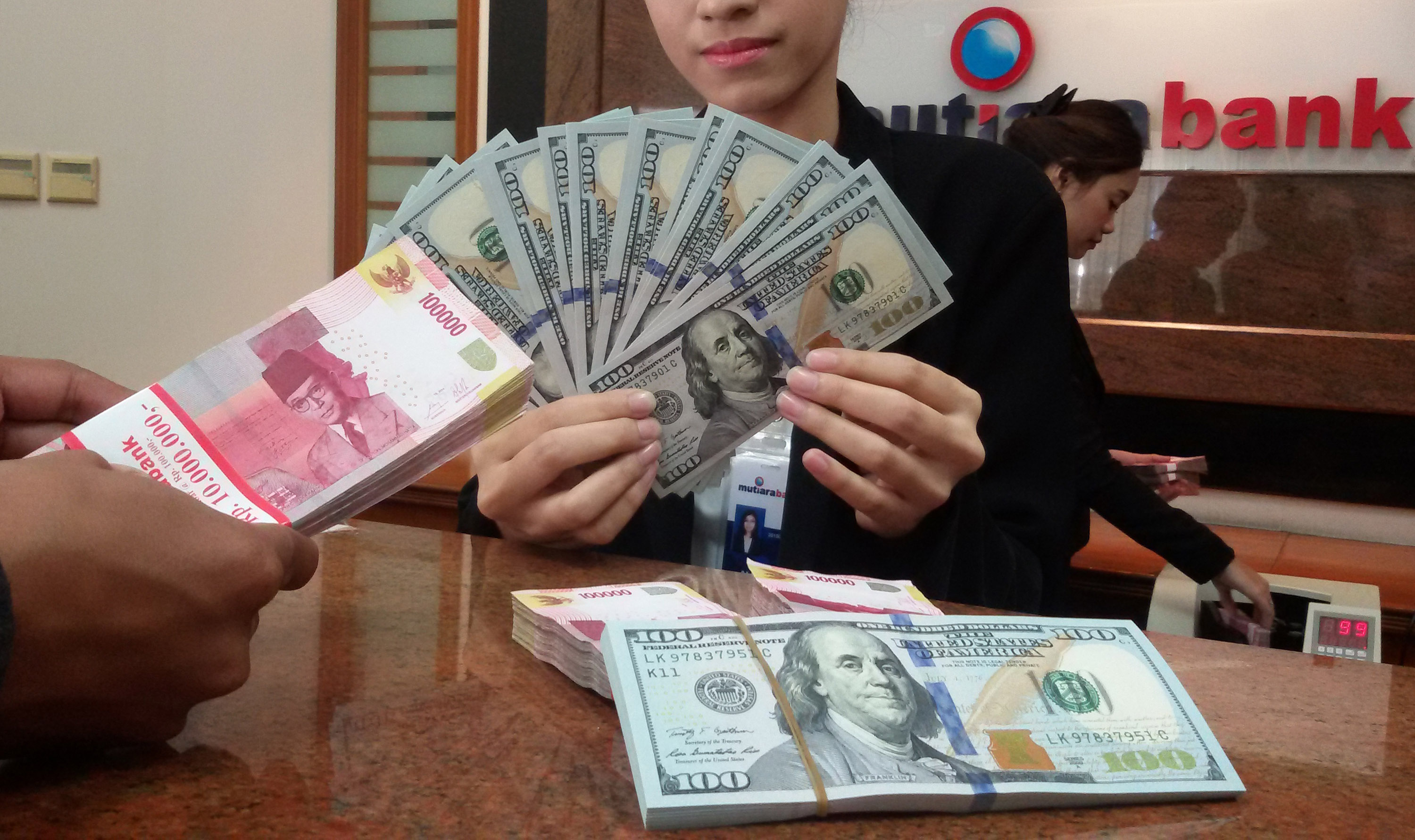 rupiah-kembali-melemah_20150729_050753.jpg