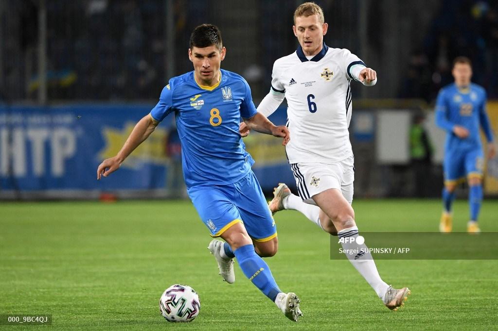 ruslan-malinovskyi-dan-gelandang-irlandia-utara-george-saville-berebut-bola.jpg