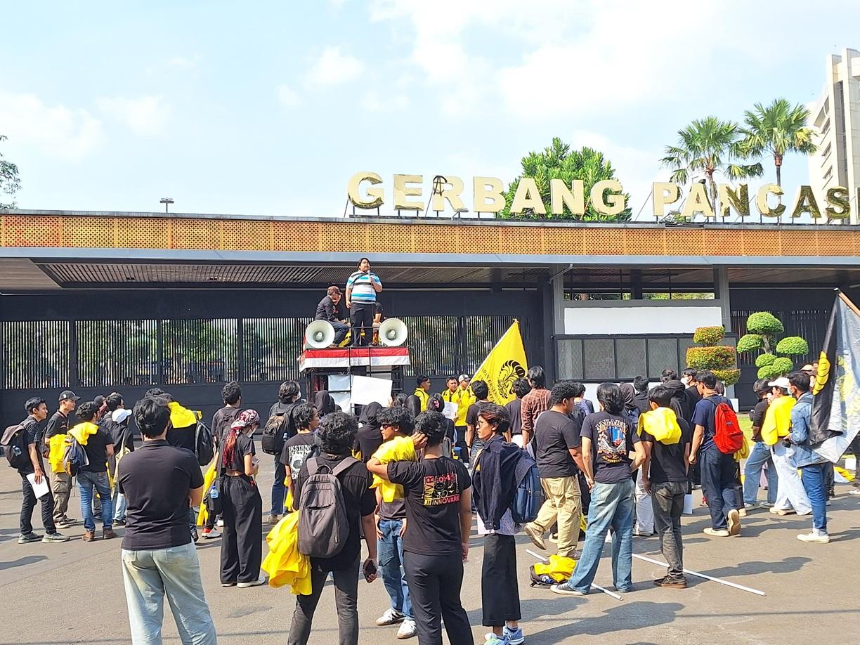 Tolak RUU KUHAP, Mahasiswa UI hingga Koalisi Sipil Gelar Demo di Gedung DPR Jakarta - TribunNews.com