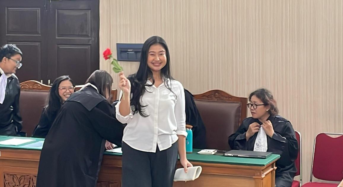 Mawar Merah dan Senyum Sumringah Laras Faizati Jalani Sidang Duplik di PN Jakarta Selatan