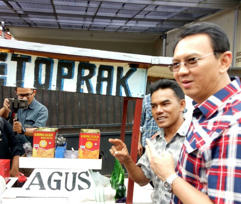 saat-itu-ahok-menyapa-agus-si-penjual-bakso_20170202_175341.jpg