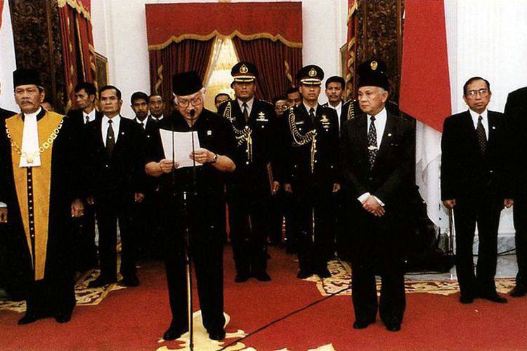 saat-saat-soeharto-lengser-dari-jabatannya_20180522_140333.jpg