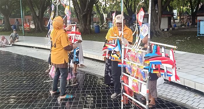 saidup-pedagang-mainan-di-tmii_1.jpg