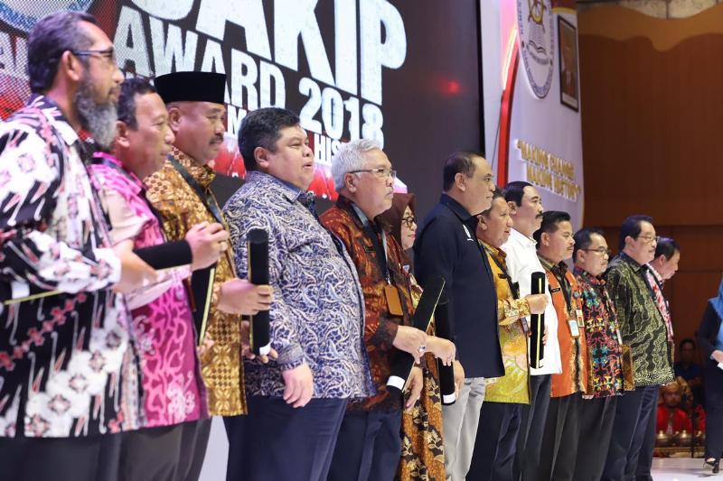 Menteri Syarifuddin Serahkan Rapor SAKIP 2018 bagi 151 Pemerintah Daerah