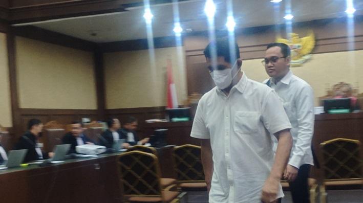 saksi-bahdar-saleh-depan-saat-keluar-dari-ruang-persidangan.jpg