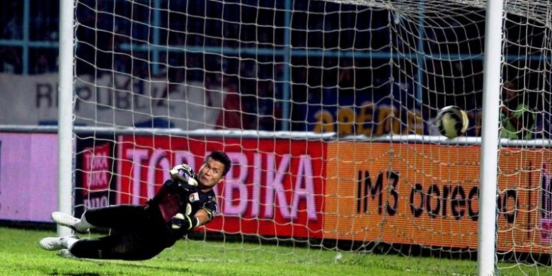 salah-satu-aksi-kiper-mitra-kukar-shahar-ginanjar_20160118_154636.jpg