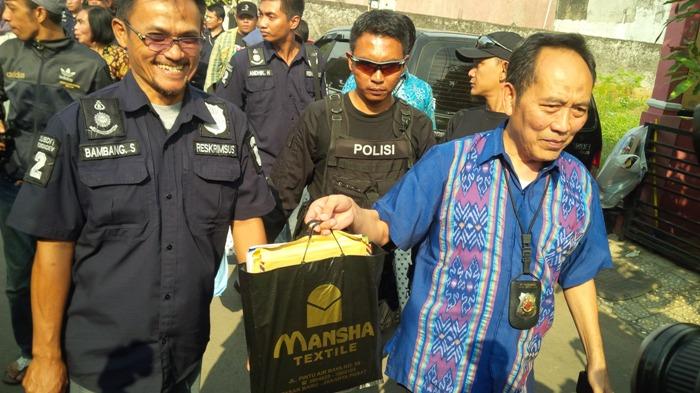 salah-satu-dokumen-berisi-sertifikat-rumah-yang-disita_20150731_163011.jpg