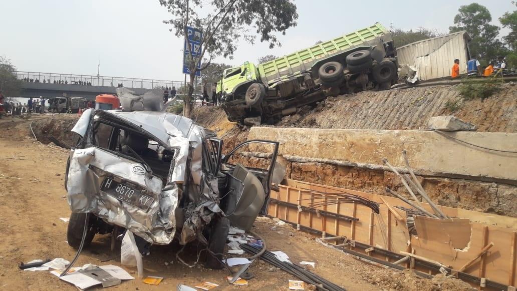 salah-satu-truk-yang-terlibat-dalam-kecelakaan-di-km-91-tol-cipularan.jpg