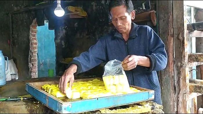 salah-seorang-pengrajin-tahu-yang-masih-bertahan-supardi-56-mengaku-usaha.jpg