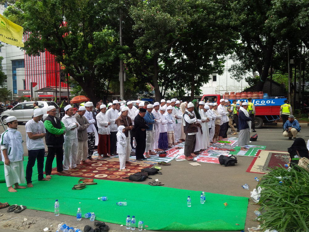 salat-berjamaah-demonstran_20150601_124614.jpg