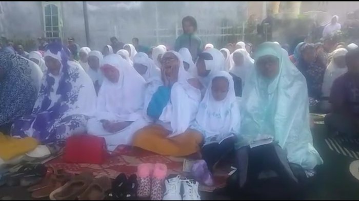 salat-gaib-para-keluarga-korban-km-sinar-bangun_20180703_115146.jpg
