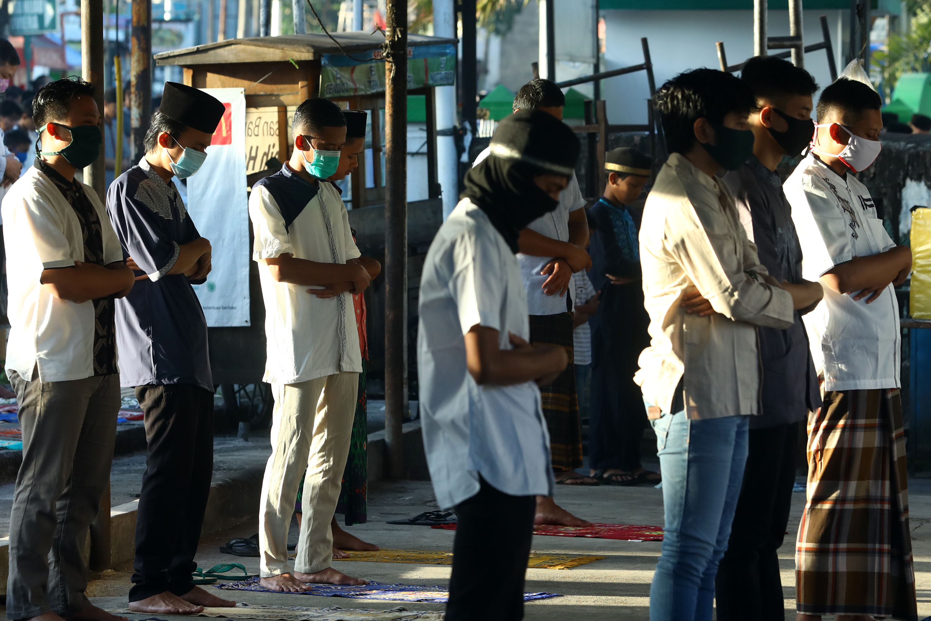salat-idul-fitri-di-tengah-pandemi-covid-19-di-masjid-al-istiqom_20200524_182315.jpg