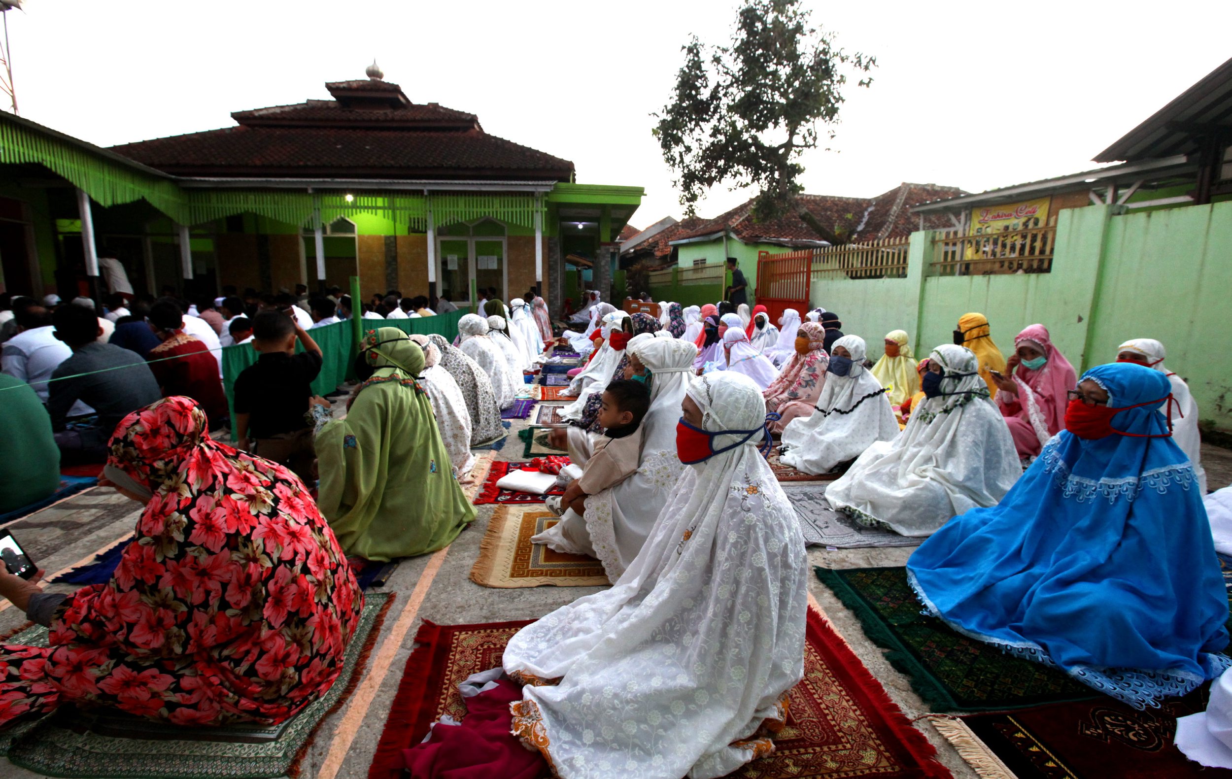 salat-idul-fitri-di-tengah-pandemi-covid-19-di-masjid-nashrulloh_20200525_093909.jpg