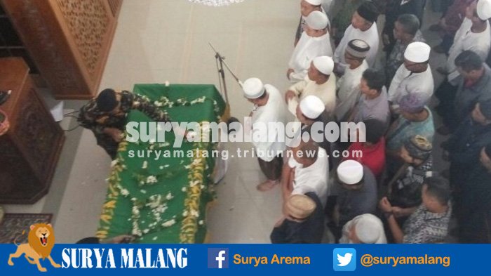salat-jenazah-kh-hasyim-muzadi_20170316_110523.jpg