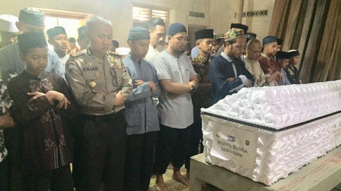 salat-jenazah-yasinta-bunga-korban-susur-sungai.jpg