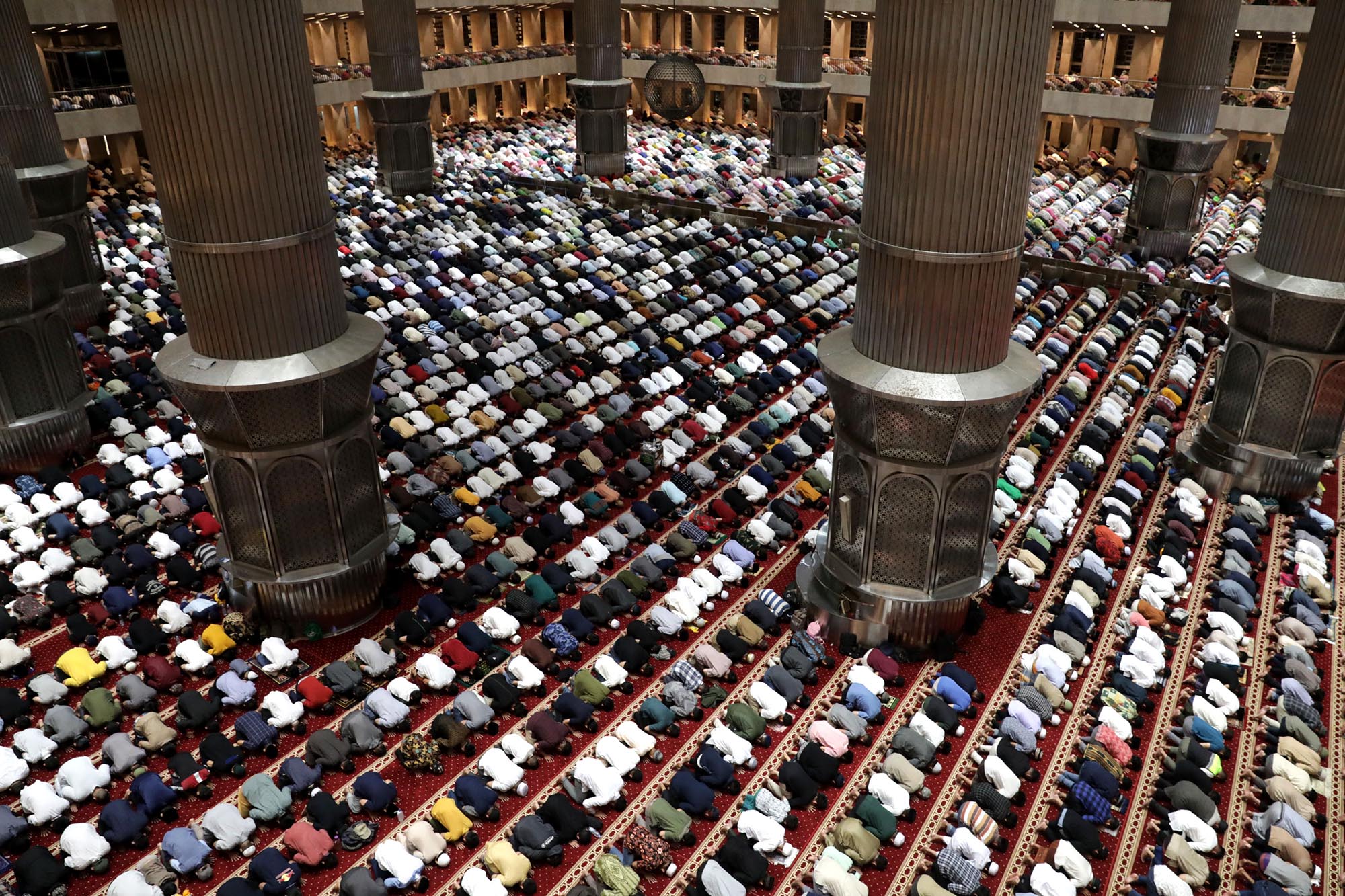 salat-tarawih-ramadhan-di-masjid-istiqlal_20230322_213527.jpg