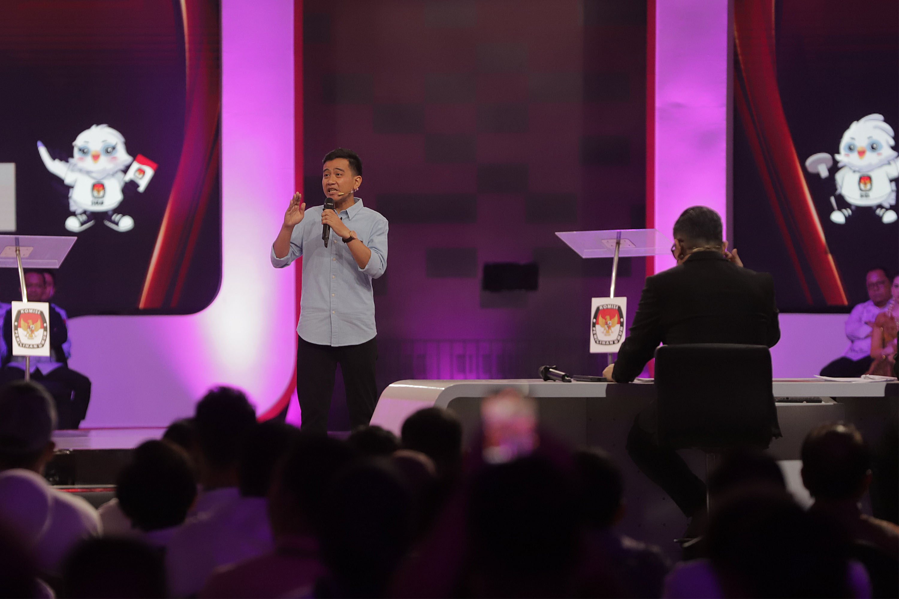 saling-adu-argumen-di-debat-cawapres-2024_20231222_221943.jpg