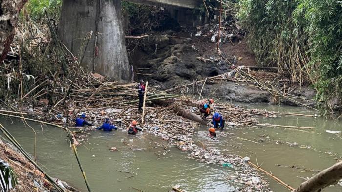Hari Keempat Pencarian Korban Banjir Mengwitani: Tim Sisir Sungai, Desa Gelar Pecaruan
